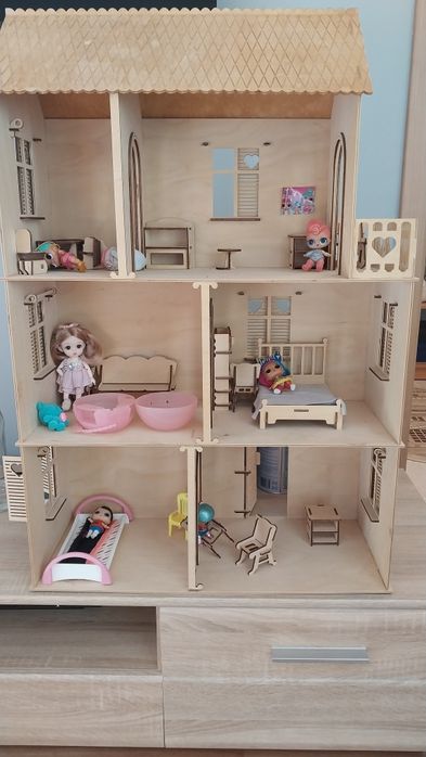 Домик для кукол с мебелью (частично)