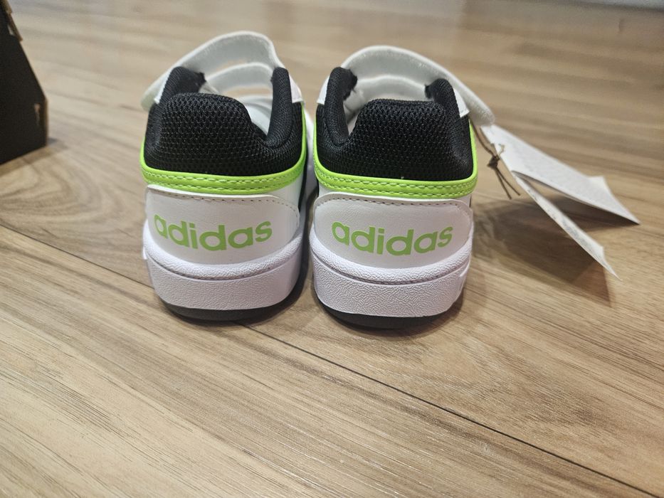Pantofi sport adidas noi marimea 25,5