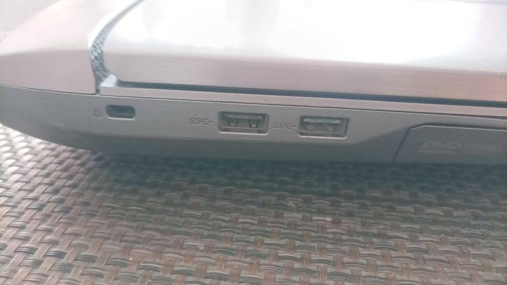 продавам лаптоп Asus 17"3