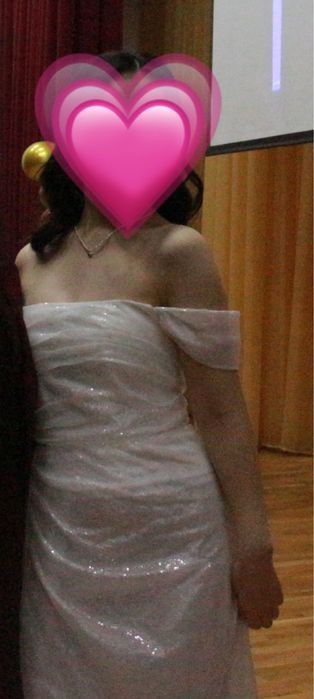 Вечернее блестящее платье белого цвета