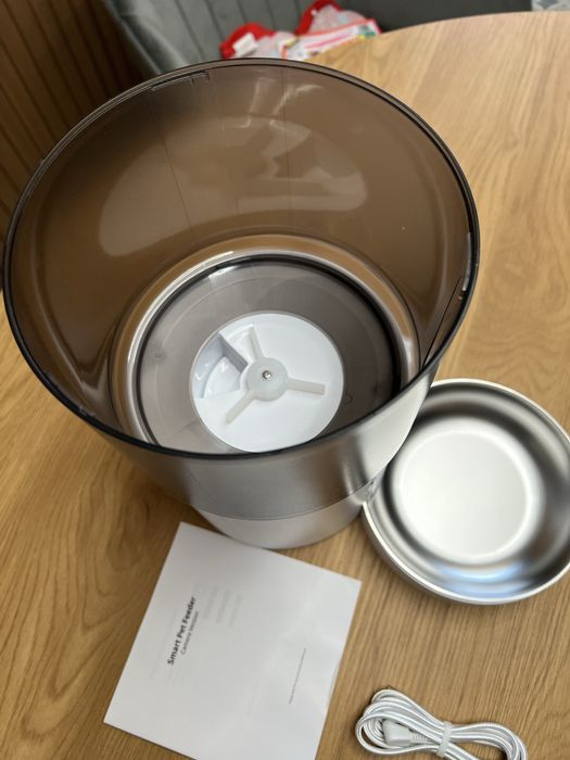 Hranitor/Dispenser inteliget, Cu Camera HD pt caini si pisici, NOU