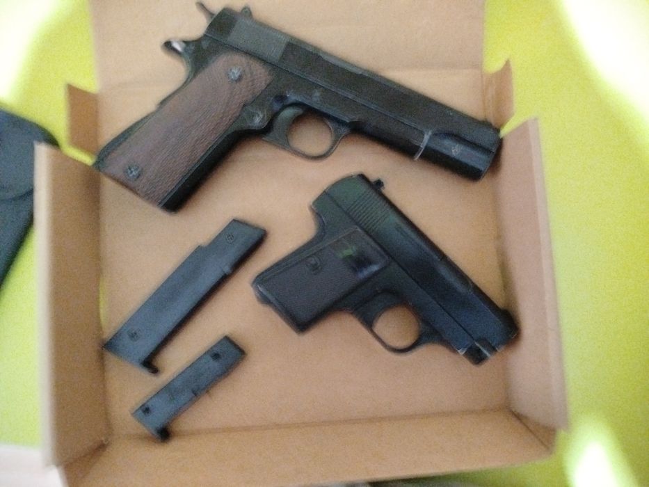 Игрушечные пистолеты