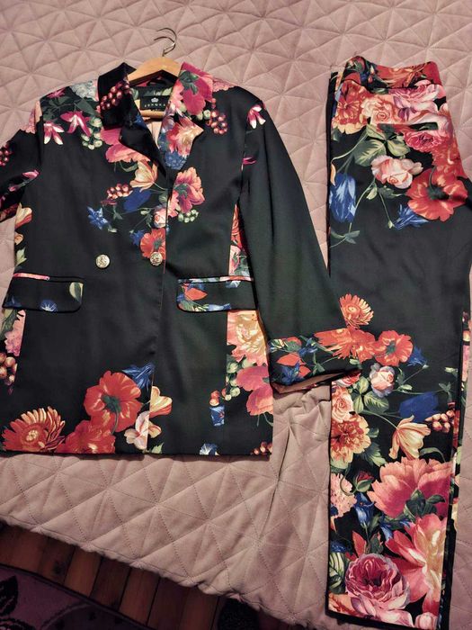 Дамски костюми Юнона