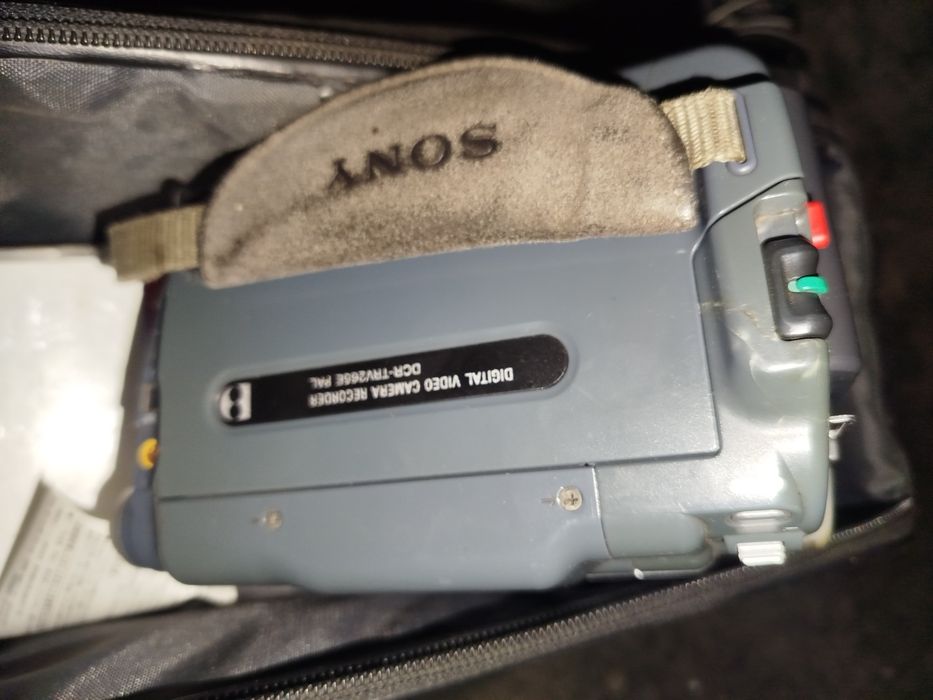 Продаёт VHS камера от Sony модельDCR-TRV265E