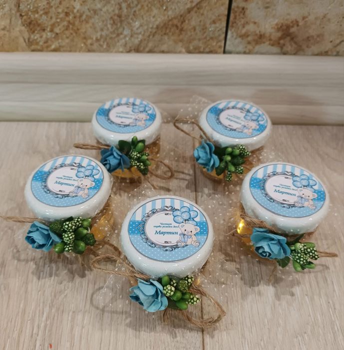 Подаръци за гости: стъкленици и бурканче с мед!