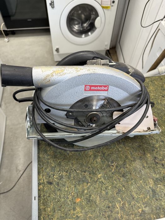 Продавам професионален ръчен циркуляр METABO