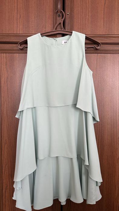 Вся одежда была надета один или два раза.