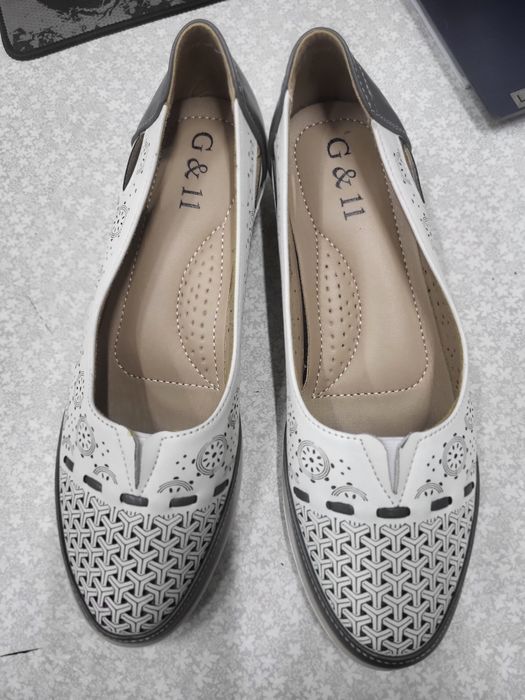 Продам туфли бело-серые