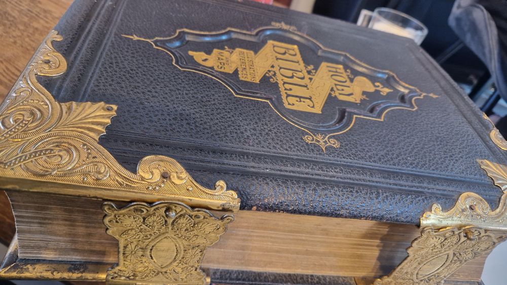 Se vinde biblie din 1905
