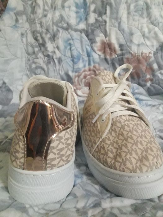 НОВЫЕ кроссовки женские 39 размер