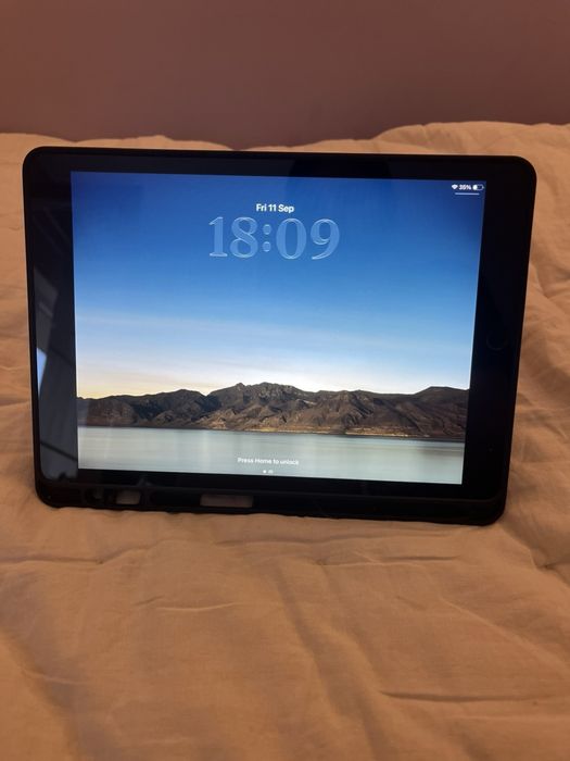 Apple iPad 9th Gen 10.2” 64GB Wi-Fi – много запазен + калъф