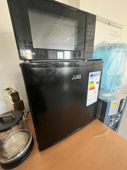 Офисная мебель, шкаф, столы, стулья