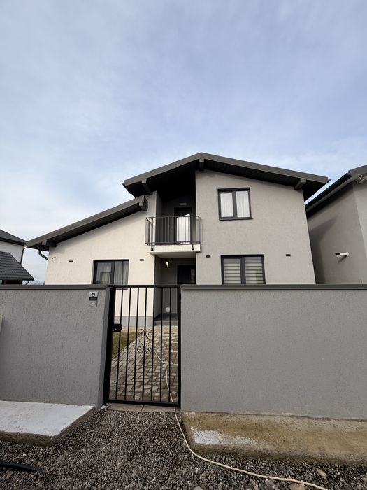 Casa individuala de vanzare.