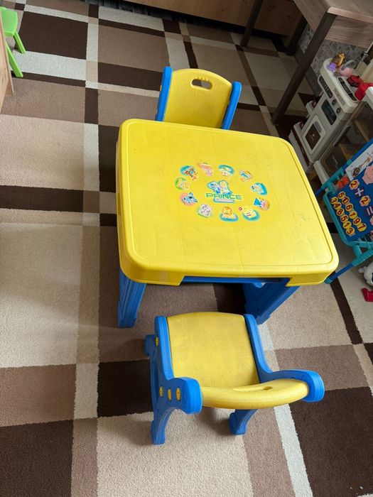 Продам детский столик и стулья