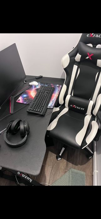 Pc desktop cu monitor scaun si birou