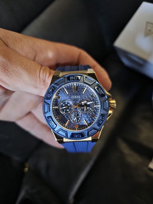 Часовник guess чисто нов
