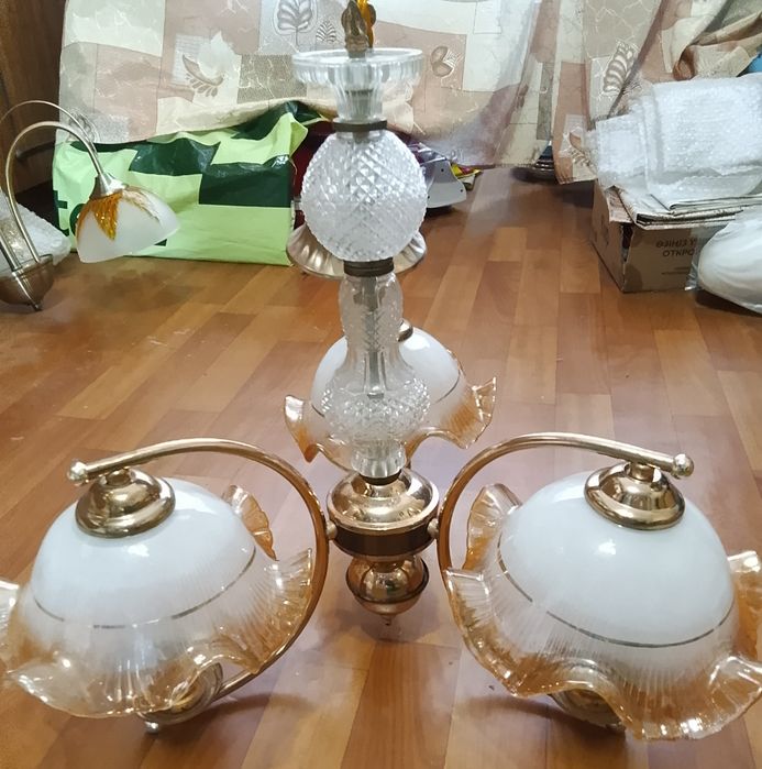 Продам люстры, бра и светильники