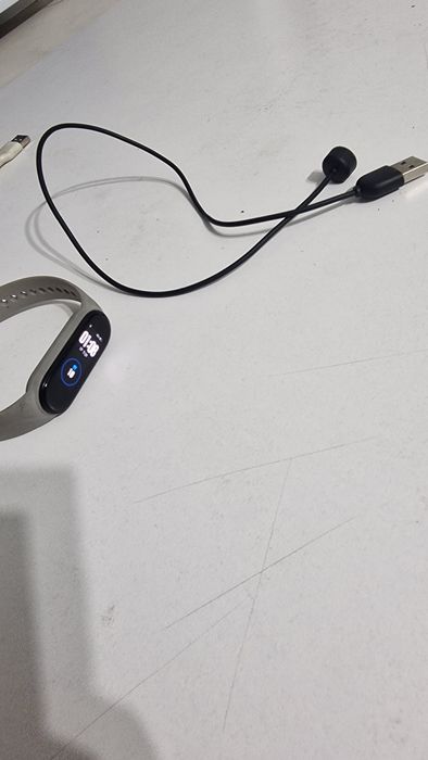 Продам mi band от компани ксиоми