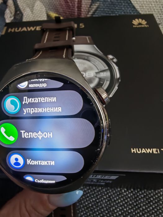 Huawei watch 5 .