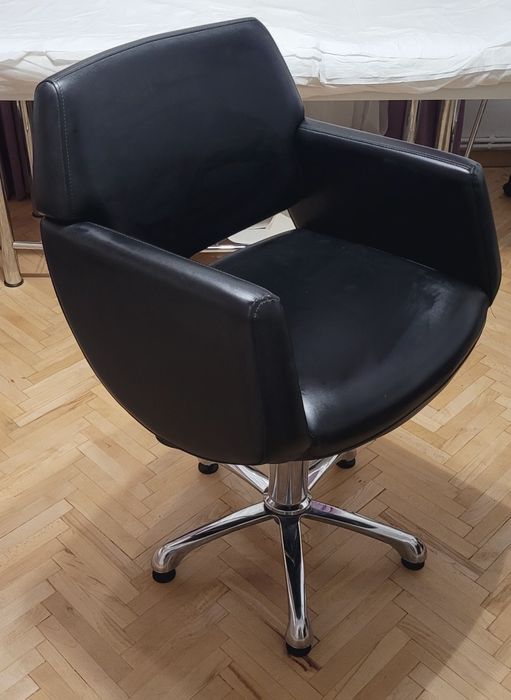 Scaun coafor/ frizerie in stare foarte buna , fara rupturi