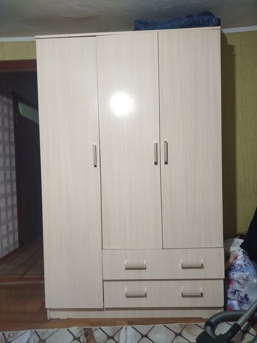 Шкаф шифоньер полка