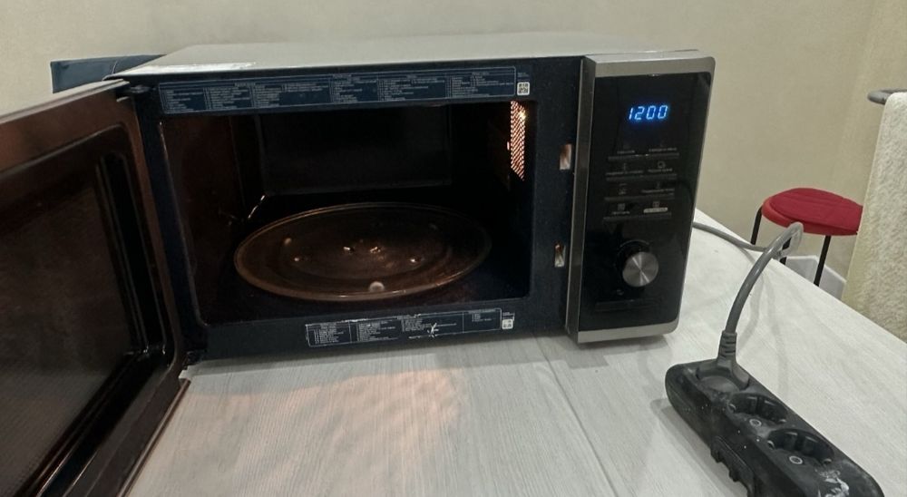 Рабочий микроволновка