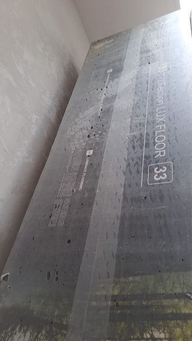 Ламинат UX FLOOR 33. Надпись “Laminate Flooring”