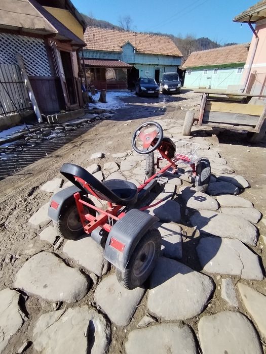 Kart cu pedale cu transmisie pe lanț