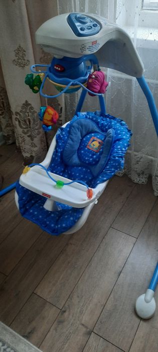 Детскийшезлонг качеля с музыкальной и игрушки вращается