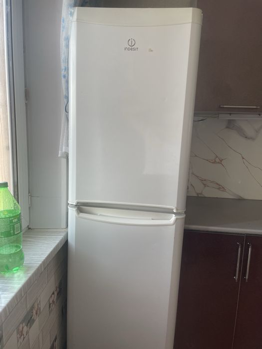 продам холодильник indesit