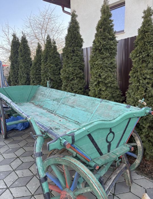 Căruță veche din lemn în stare bună