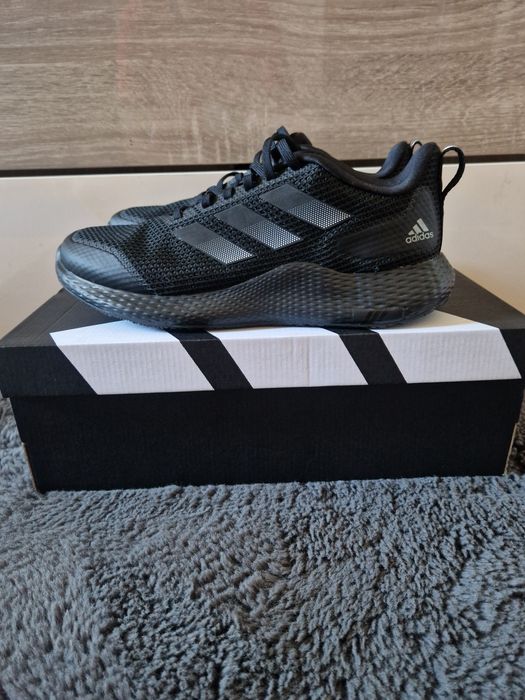Vând pantofi de sport adidas