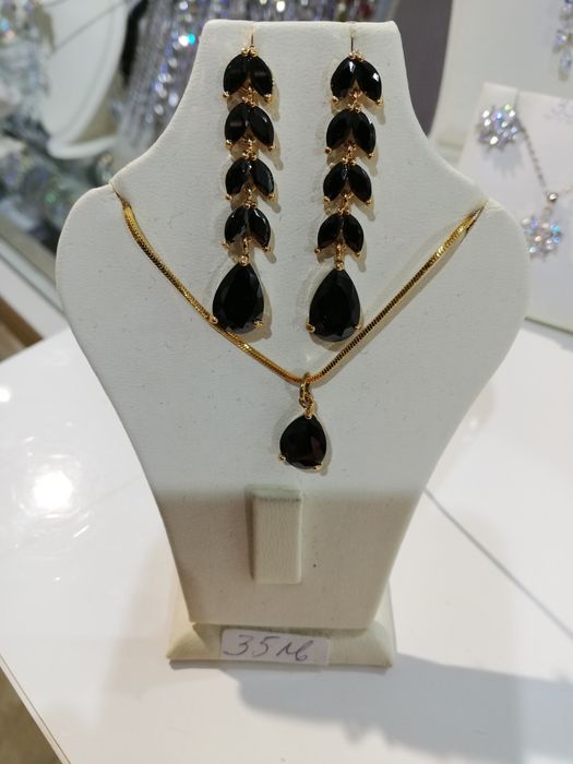 Стойки, бюстиета, манекени за бижута.