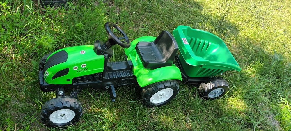Tractor cu pedale si cu remorca