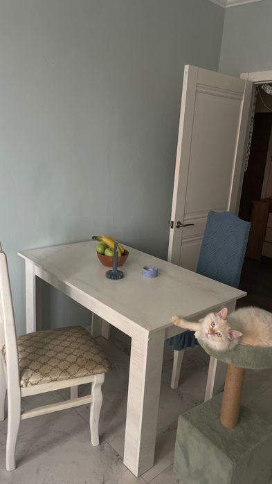 Белый кухонный стол и 2 стула