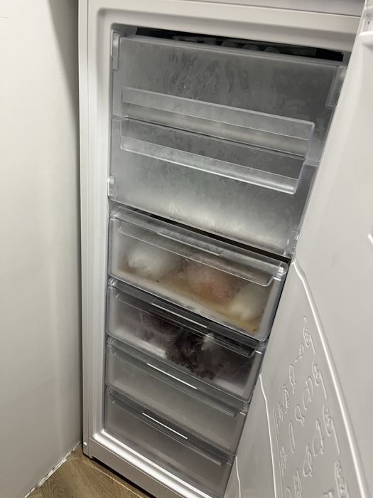 Продам морозильник Indesit