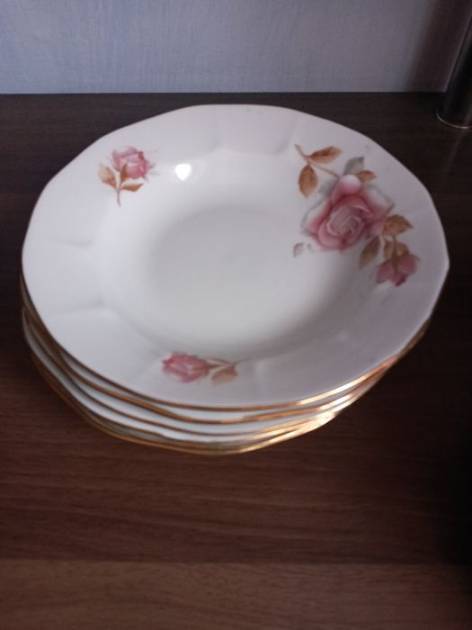 Продам набор тарелок.