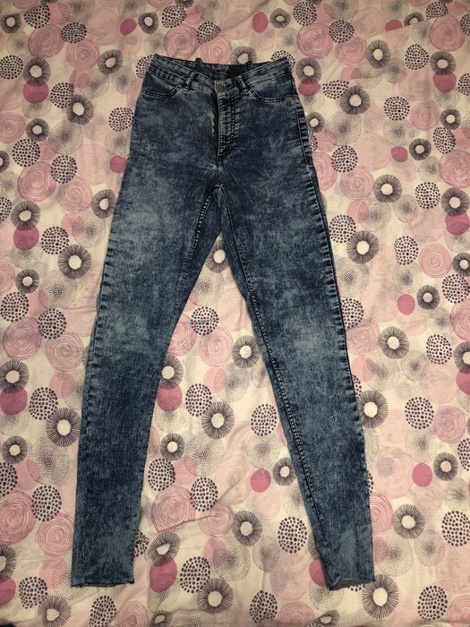 Blugi albastri si negri