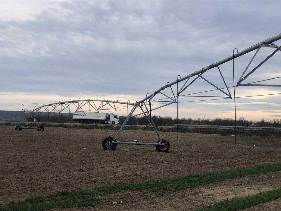 Instalatie de irigat cu rampa de udare si pivot mobil