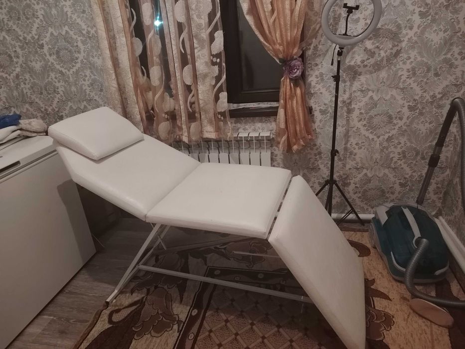 Кушетка  бу очень прочный