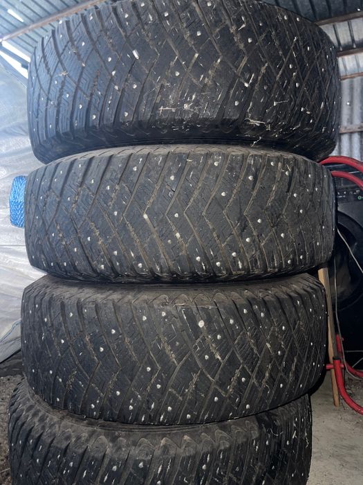 Гуми с шипове Goodyear 245/70/16 + джанти