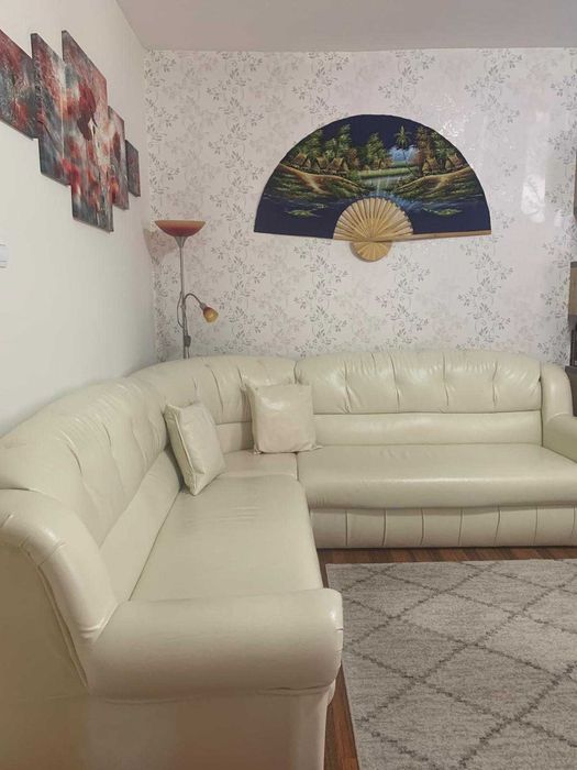 Canapea extensibila din piele alba