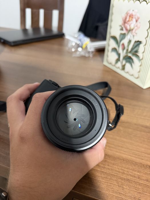 Sony ZV-E10 + Sigma 56mm f/1.4 DC DN + 3 Baterii, Card 128GB, Geantă