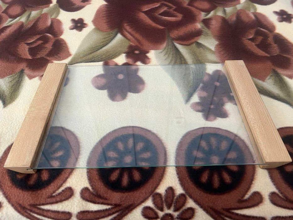 поднос от стъкло и дърво