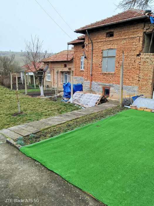 Тухлена къща със стопански постройки