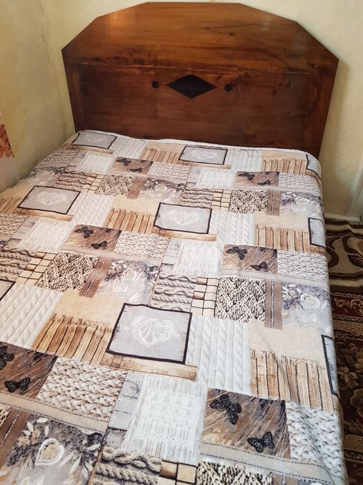 Pat din lemn masiv de nuc