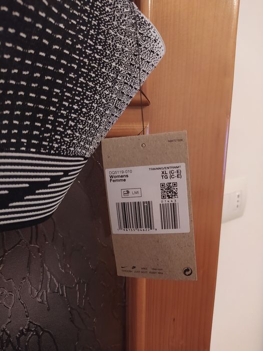 Produse damă: tricou fără mâneci Dri-Fit; bustiere; pantaloni scurți..