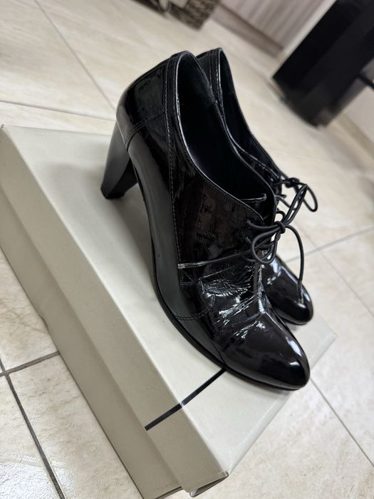 Дамски лачени обувки с ток!