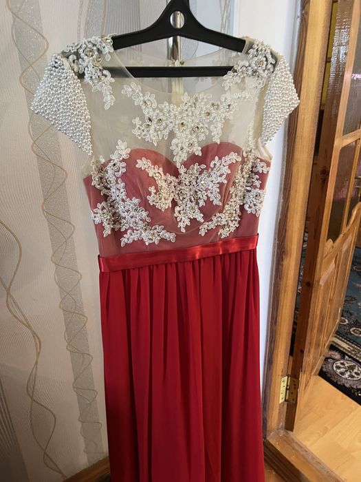 Вечернее красное платье