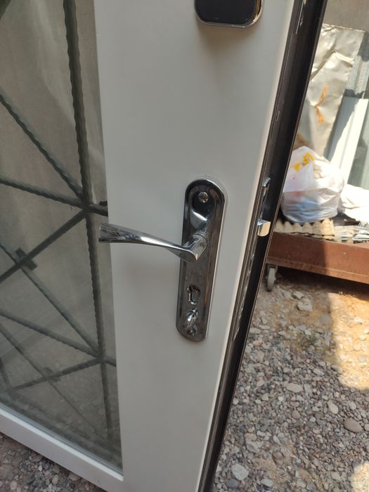 Железная дверь со стеклопакетов  и ковкой